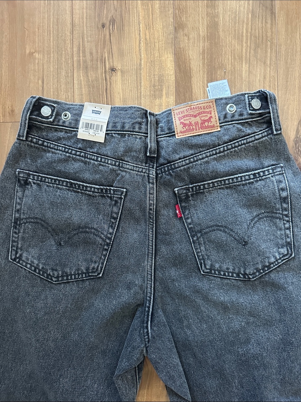 Woman’s Levi’s Cinch barrel Jeans - Picture 4 of 7
